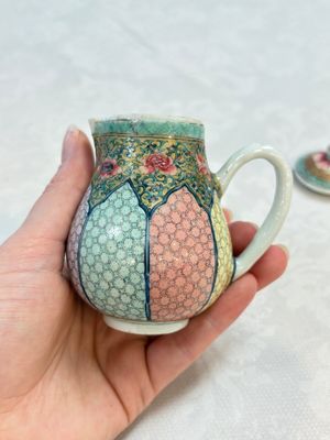 Three fine Chinese famille rose covered milk jugs and a grisaille and iron-red-decorated tea caddy with silver cover, Yongzheng/Qianlong — foto 4