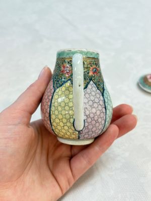 Three fine Chinese famille rose covered milk jugs and a grisaille and iron-red-decorated tea caddy with silver cover, Yongzheng/Qianlong — foto 5