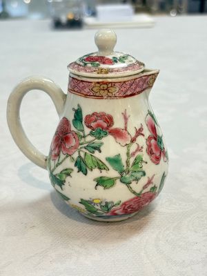 Three fine Chinese famille rose covered milk jugs and a grisaille and iron-red-decorated tea caddy with silver cover, Yongzheng/Qianlong — foto 10