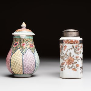 Three fine Chinese famille rose covered milk jugs and a grisaille and iron-red-decorated tea caddy with silver cover, Yongzheng/Qianlong — foto 11