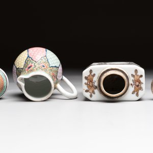 Three fine Chinese famille rose covered milk jugs and a grisaille and iron-red-decorated tea caddy with silver cover, Yongzheng/Qianlong — foto 12