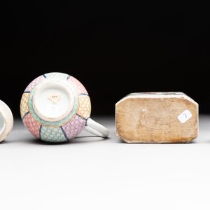 Three fine Chinese famille rose covered milk jugs and a grisaille and iron-red-decorated tea caddy with silver cover, Yongzheng/Qianlong — foto 13