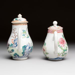Three fine Chinese famille rose covered milk jugs and a grisaille and iron-red-decorated tea caddy with silver cover, Yongzheng/Qianlong — foto 3