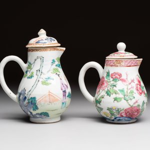 Three fine Chinese famille rose covered milk jugs and a grisaille and iron-red-decorated tea caddy with silver cover, Yongzheng/Qianlong — foto 4