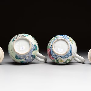 Three fine Chinese famille rose covered milk jugs and a grisaille and iron-red-decorated tea caddy with silver cover, Yongzheng/Qianlong — foto 7