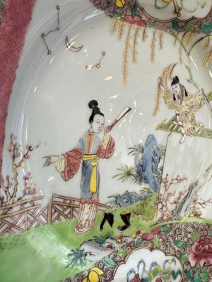 Three fine Chinese famille rose 'Xi Xiang Ji' plates, Yongzheng — foto 7