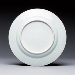 Three fine Chinese famille rose 'Xi Xiang Ji' plates, Yongzheng — foto 7