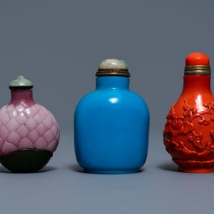 Three fine Chinese glass snuff bottles, one with Qianlong mark, 18/19th C. — photo 2