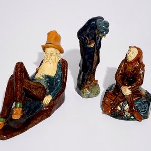 Three Flemish pottery figures of a jester, a pipesmoker and a reclining man, prob. Caesens workshop, 20th C. — photo 1
