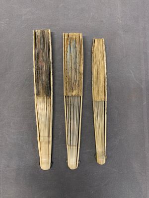 Three folding fans, water colour on paper and bone, France, 18th C. — photo 2