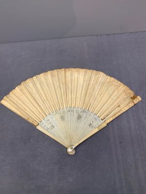 Three folding fans, water colour on paper and bone, France, 18th C. — photo 6