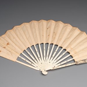 Three folding fans, water colour on paper and bone, France, 18th C. — photo 6