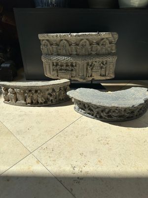 Three Gandhara grey schist frieze fragments with narrative design, 1/5th C. — 照片 1