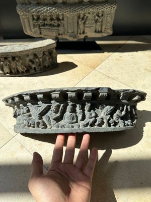 Three Gandhara grey schist frieze fragments with narrative design, 1/5th C. — 照片 2