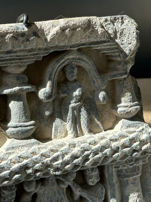 Three Gandhara grey schist frieze fragments with narrative design, 1/5th C. — 照片 33