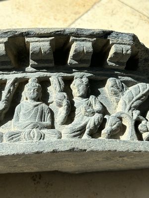 Three Gandhara grey schist frieze fragments with narrative design, 1/5th C. — 照片 5