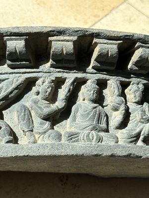 Three Gandhara grey schist frieze fragments with narrative design, 1/5th C. — 照片 6