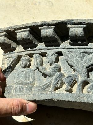 Three Gandhara grey schist frieze fragments with narrative design, 1/5th C. — 照片 7