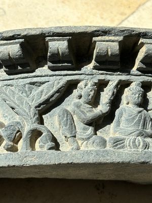 Three Gandhara grey schist frieze fragments with narrative design, 1/5th C. — 照片 8