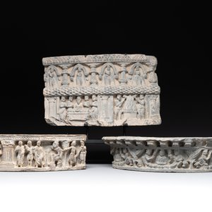 Three Gandhara grey schist frieze fragments with narrative design, 1/5th C. — 照片 1