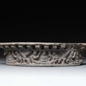 Three Gandhara grey schist frieze fragments with narrative design, 1/5th C. — 照片 4