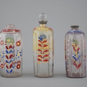 Three German painted glass flasks, 18th C. — 照片 2