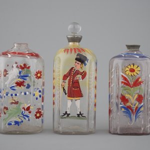 Three German painted glass flasks, 18th C. — 照片 3