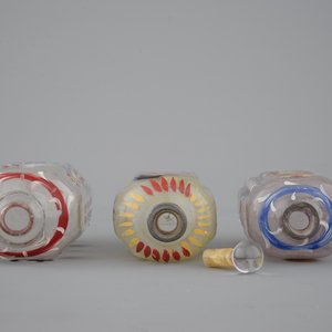 Three German painted glass flasks, 18th C. — 照片 7