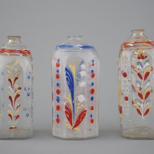 Three German painted glass flasks, 18th C. — 照片 2