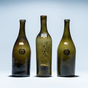 Three green glass wine bottles with crowned seals, 18/19th C. — photo 2