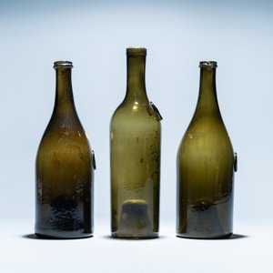 Three green glass wine bottles with crowned seals, 18/19th C. — photo 3