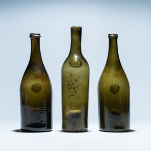 Three green glass wine bottles with crowned seals, 18/19th C. — photo 4