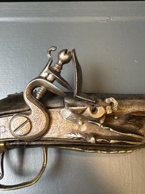 Three impressive flintlock muskets or 'moukahlas', two percussion pistols and three gunpowder horns, Morocco, 18/19th C. — photo 101