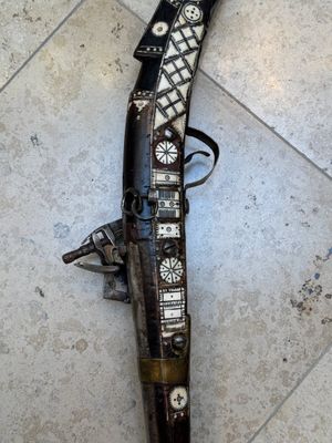 Three impressive flintlock muskets or 'moukahlas', two percussion pistols and three gunpowder horns, Morocco, 18/19th C. — photo 11
