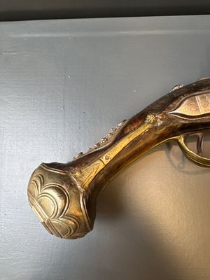 Three impressive flintlock muskets or 'moukahlas', two percussion pistols and three gunpowder horns, Morocco, 18/19th C. — photo 114