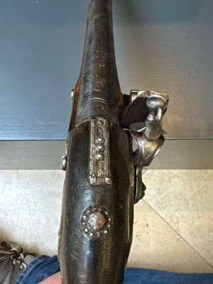 Three impressive flintlock muskets or 'moukahlas', two percussion pistols and three gunpowder horns, Morocco, 18/19th C. — photo 121