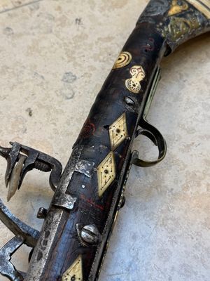 Three impressive flintlock muskets or 'moukahlas', two percussion pistols and three gunpowder horns, Morocco, 18/19th C. — photo 27