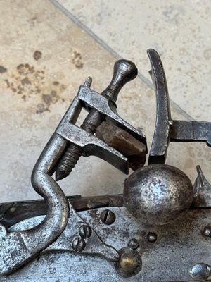 Three impressive flintlock muskets or 'moukahlas', two percussion pistols and three gunpowder horns, Morocco, 18/19th C. — photo 37