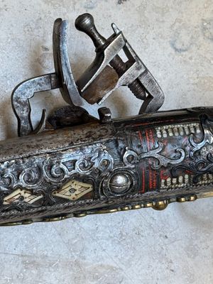 Three impressive flintlock muskets or 'moukahlas', two percussion pistols and three gunpowder horns, Morocco, 18/19th C. — photo 45