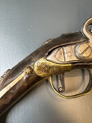 Three impressive flintlock muskets or 'moukahlas', two percussion pistols and three gunpowder horns, Morocco, 18/19th C. — photo 100