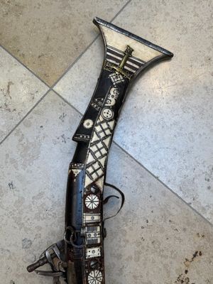 Three impressive flintlock muskets or 'moukahlas', two percussion pistols and three gunpowder horns, Morocco, 18/19th C. — photo 10