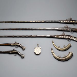 Three impressive flintlock muskets or 'moukahlas', two percussion pistols and three gunpowder horns, Morocco, 18/19th C. — photo 1