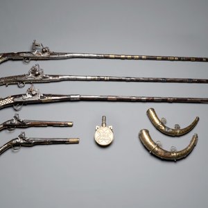 Three impressive flintlock muskets or 'moukahlas', two percussion pistols and three gunpowder horns, Morocco, 18/19th C. — photo 2