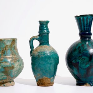 Three Islamic turquoise glazed jugs, incl. Raqqa and Iran, 14th C. and later — 照片 4