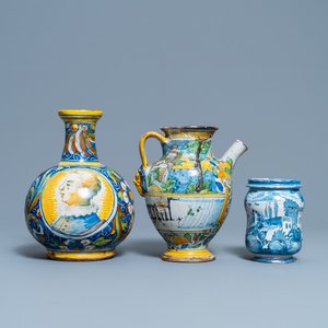 Three Italian maiolica drug jars, 16/18th C. — 照片 1
