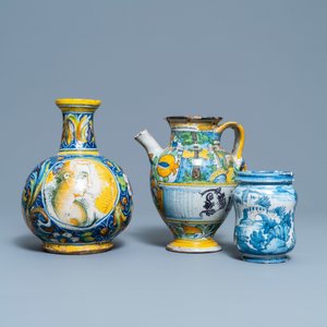 Three Italian maiolica drug jars, 16/18th C. — 照片 7