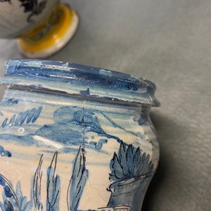 Three Italian maiolica drug jars, 16/18th C. — 照片 9