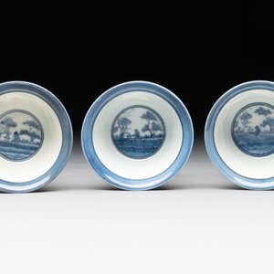 Three Japanese Arita blue and white 'van Frytom' cups and four saucers, Chenghua mark, Edo, ca. 1700 — 照片 4