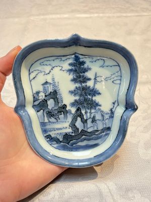 Three Japanese Arita blue and white ‘Van Frytom’ cups and four shield-shaped saucers, Ming and Chenghua mark, ca. 1700 — photo 1
