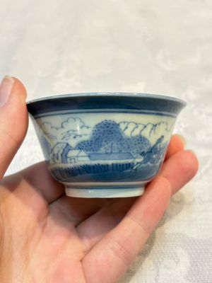 Three Japanese Arita blue and white ‘Van Frytom’ cups and four shield-shaped saucers, Ming and Chenghua mark, ca. 1700 — photo 11
